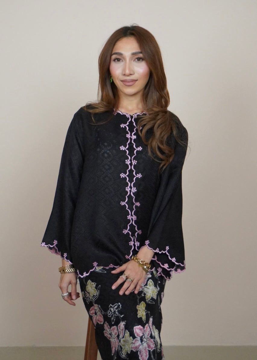 Mekar : Qayla in Black Berry