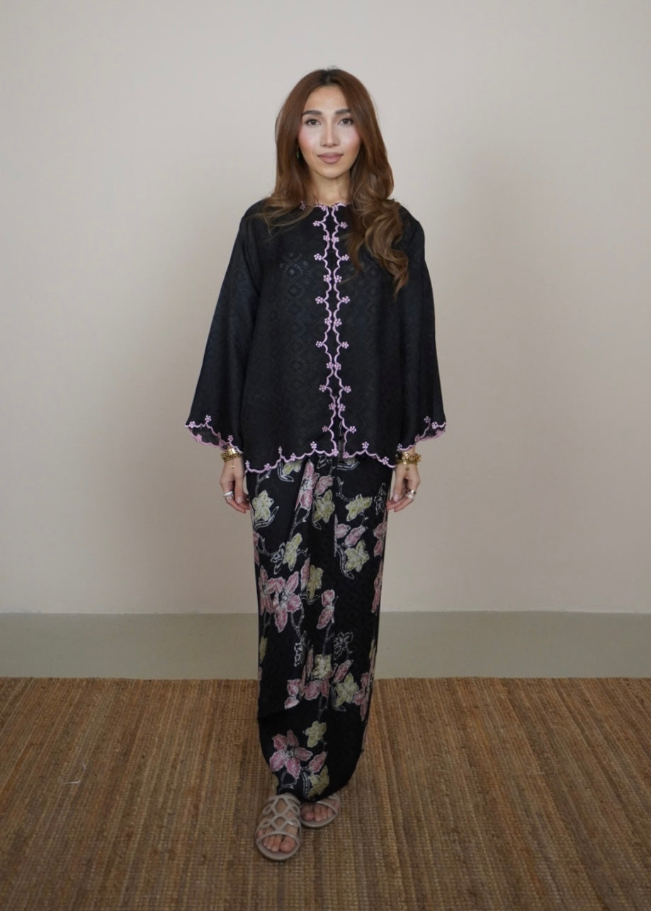 Mekar : Qayla in Black Berry