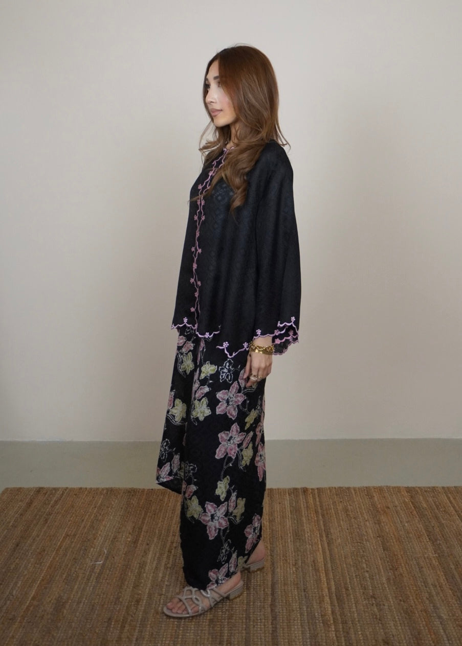 Mekar : Qayla in Black Berry