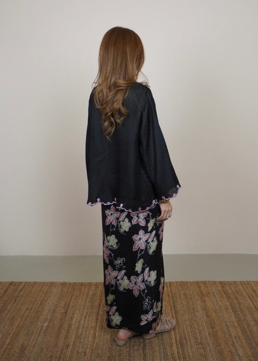 Mekar : Qayla in Black Berry
