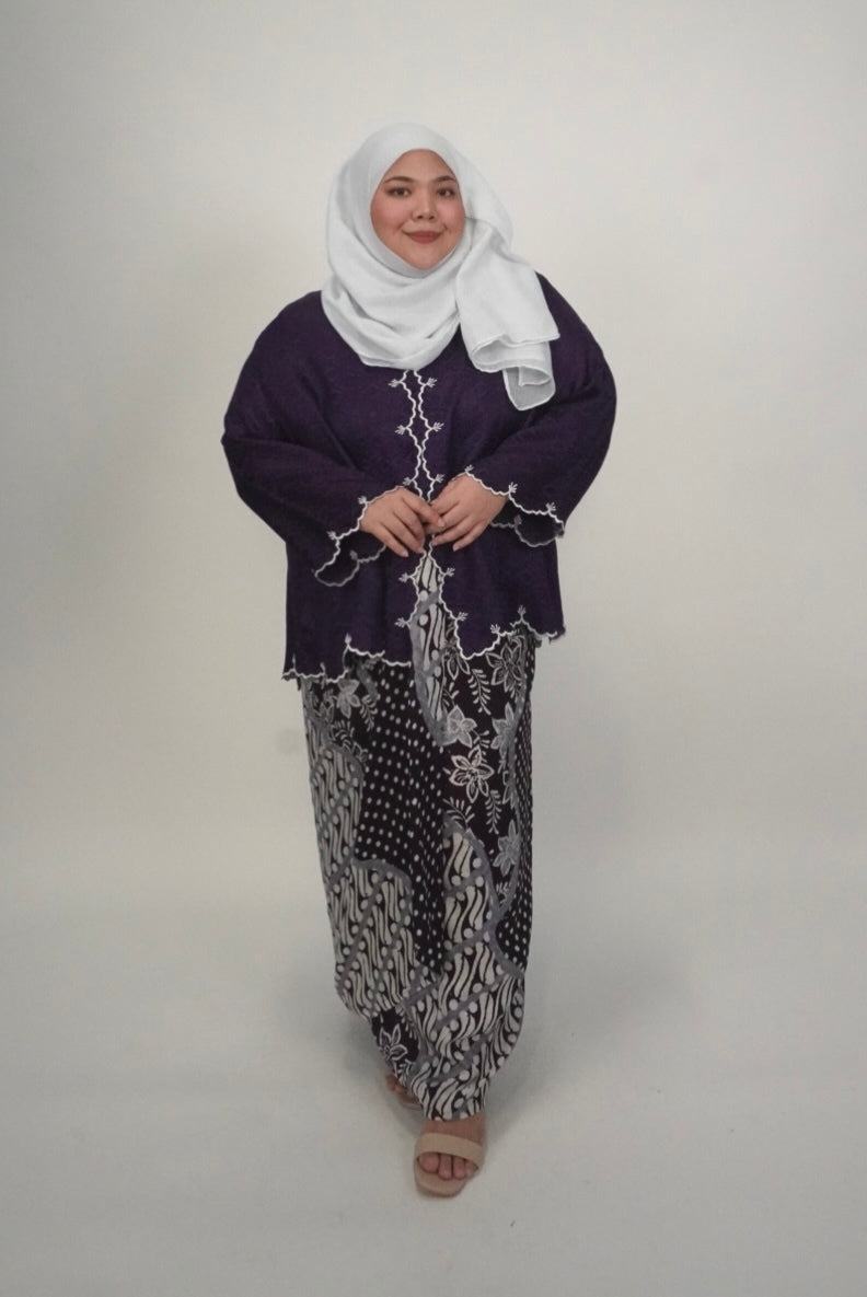 Qayla Plus in Prune