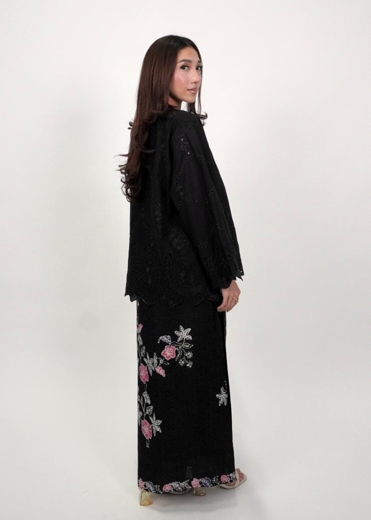 Qaisara: Blooms in Berry