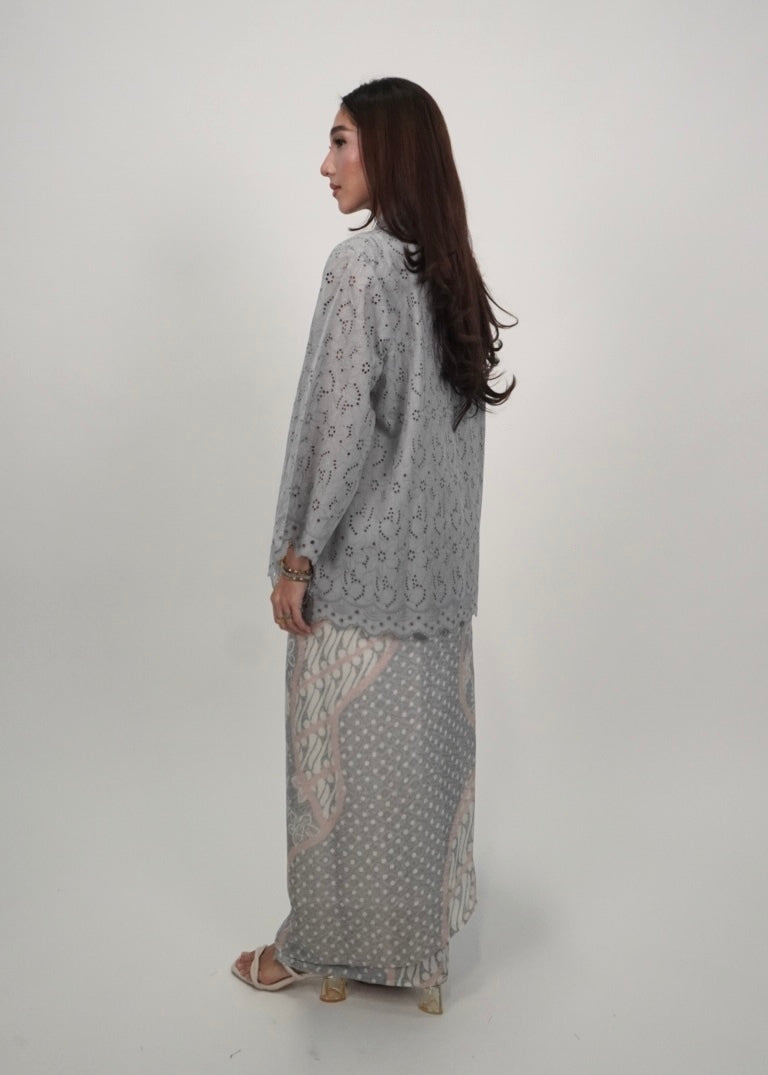 Qaseh Liris in Frost Grey