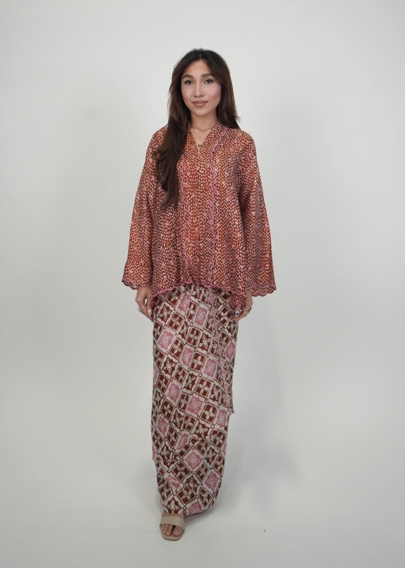 Qaseh in Brick Red