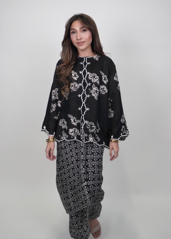 Qayla Hibiscus in Black
