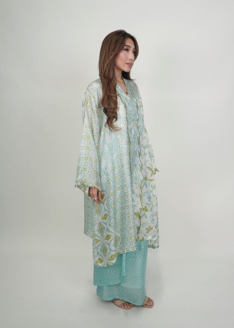 Qaseh Long in Mint