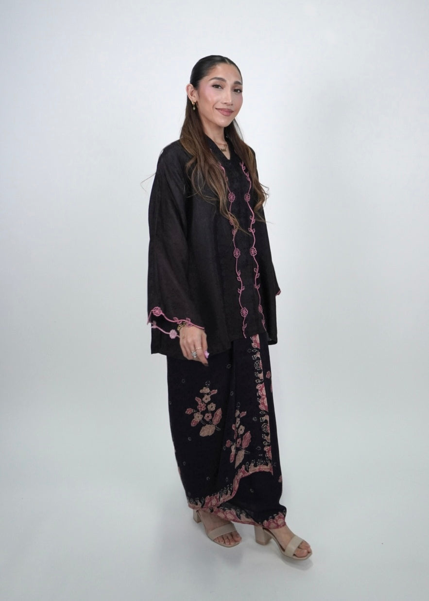 Qaseh in Black Rose
