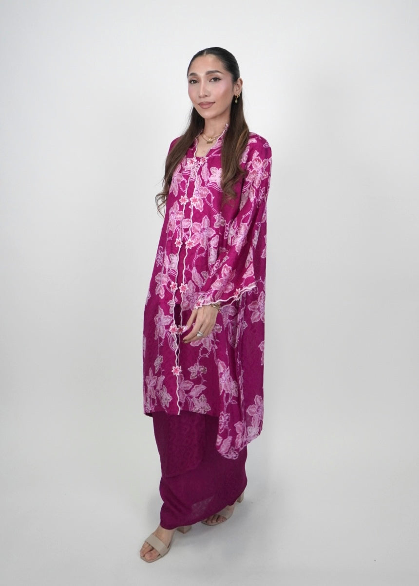 Kuntum Long Mekar in Fuchsia