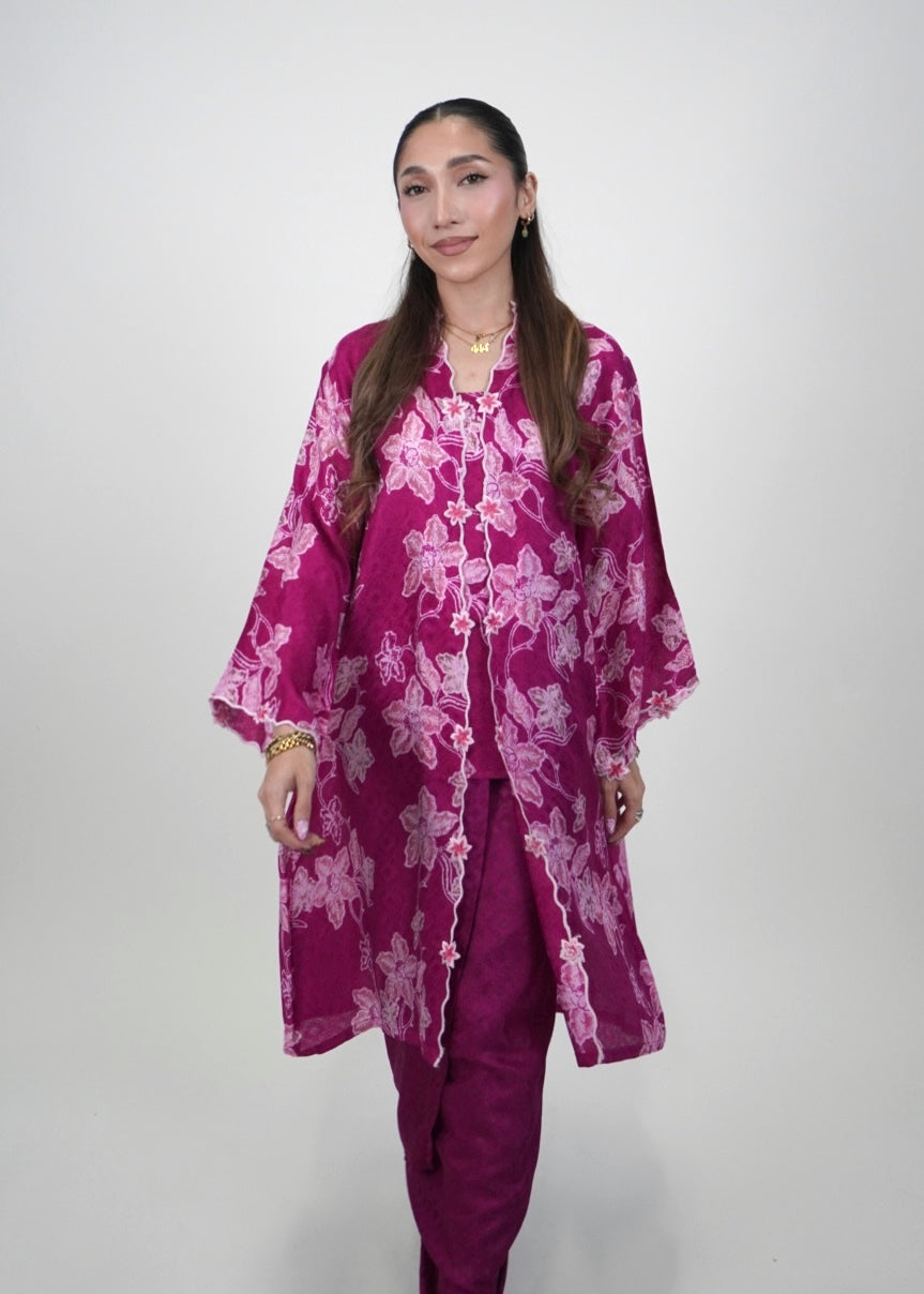 Kuntum Long Mekar in Fuchsia