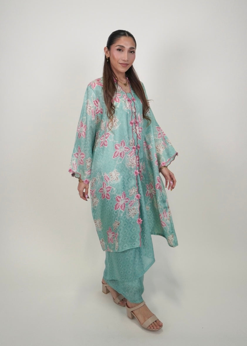Kuntum Long Mekar in Tiffany