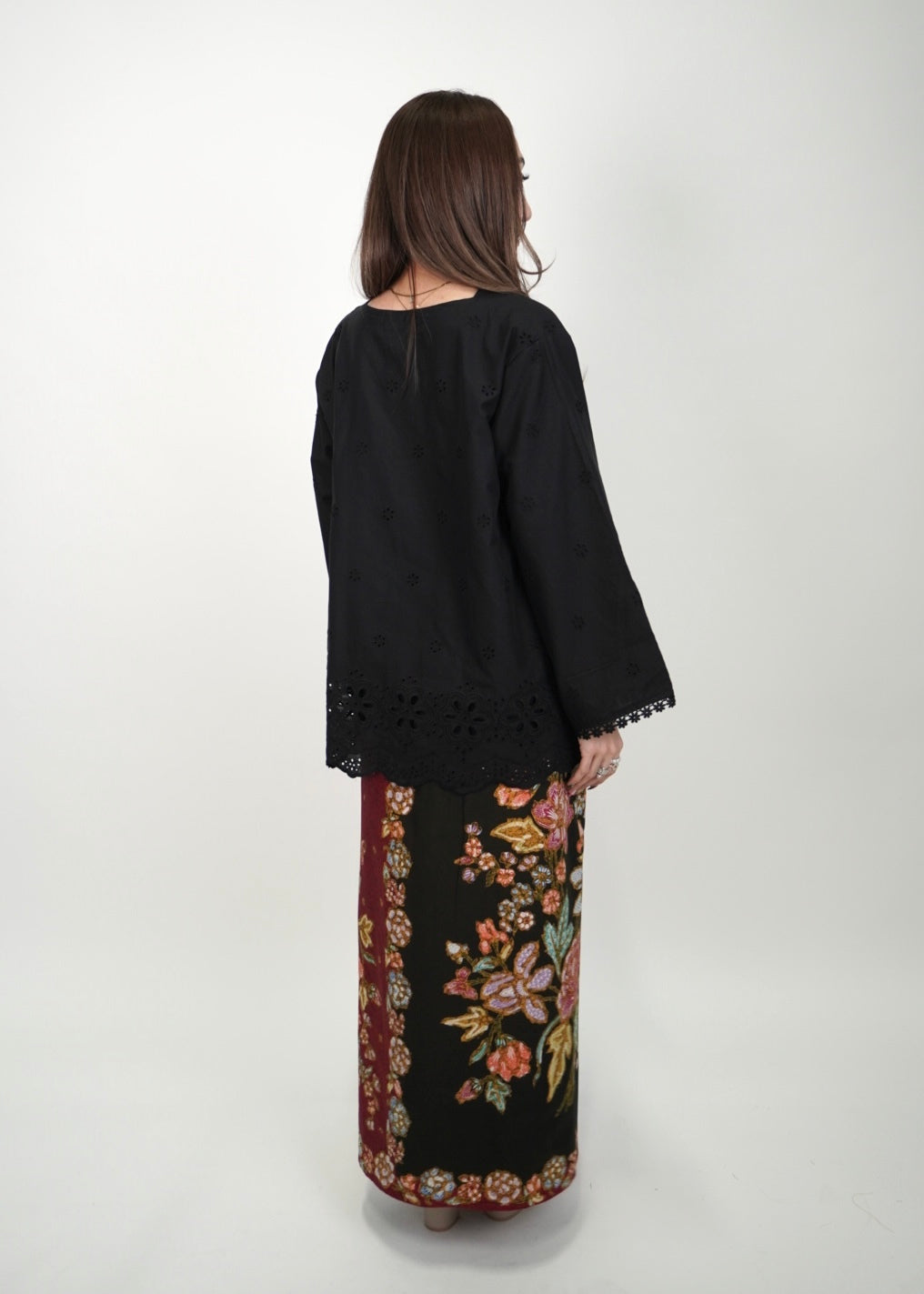 Mekar: Berbunga set in Deep Red