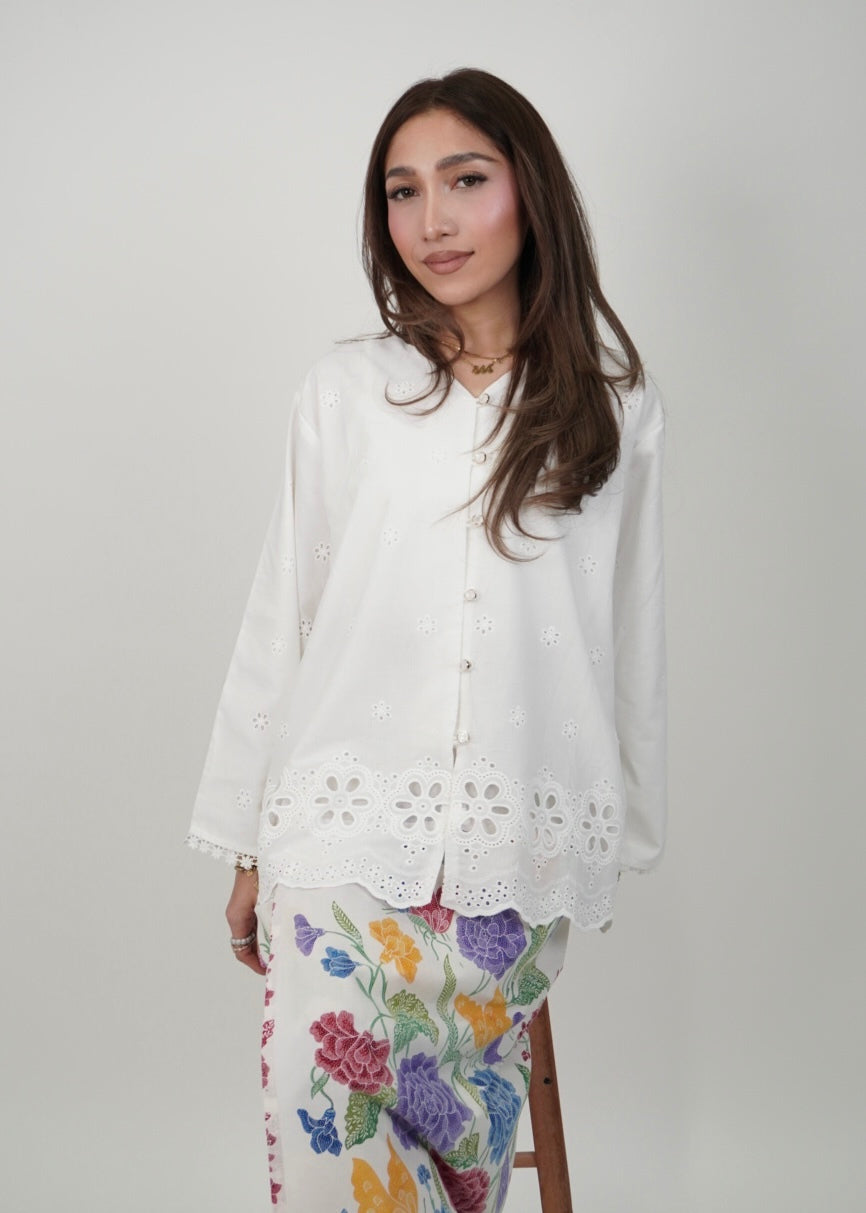 Mekar: Berputik set in White