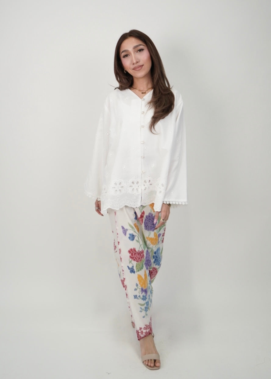 Mekar: Berputik set in White