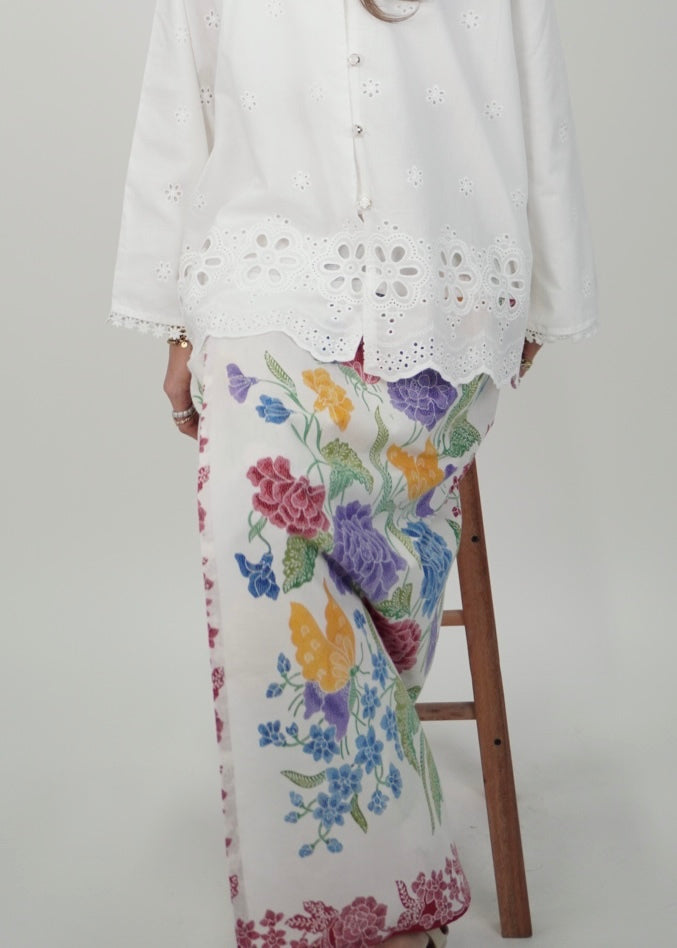 Mekar: Berputik set in White