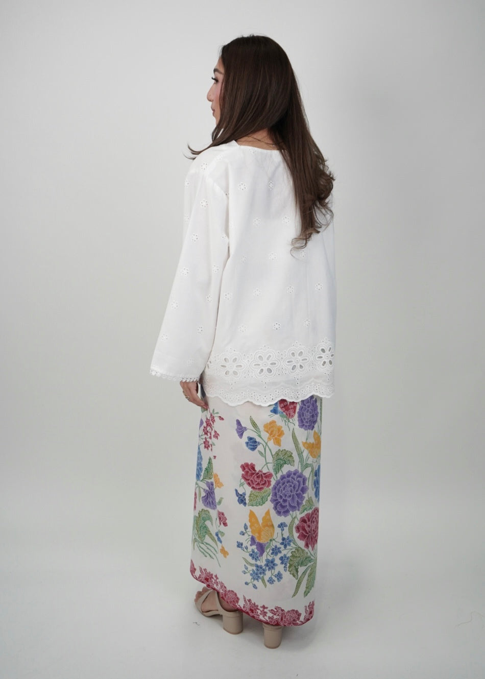 Mekar: Berputik set in White