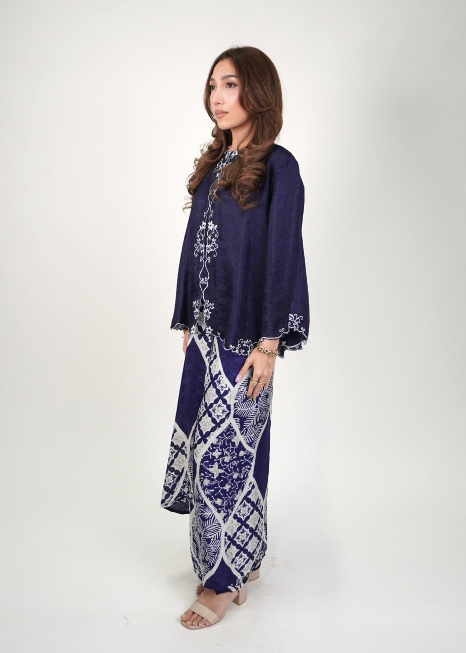 Mekar : Qayla Lily in Dark Blue