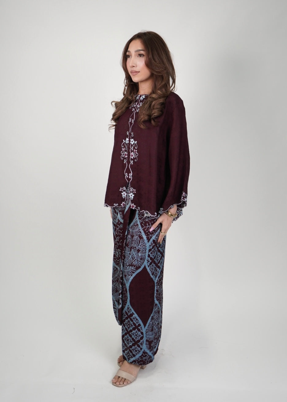 Mekar : Qayla Lily in Dark Mahogany