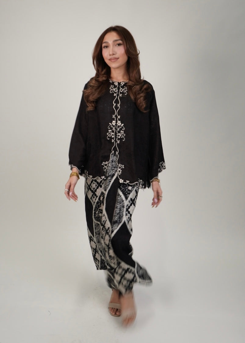 Mekar : Qayla Lily in Black