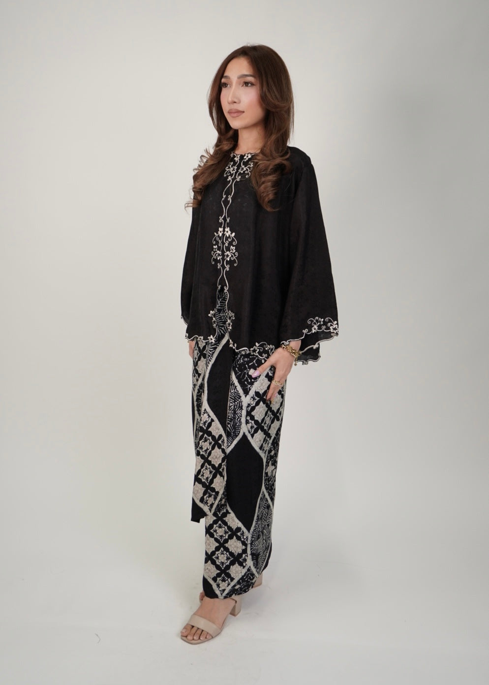 Mekar : Qayla Lily in Black