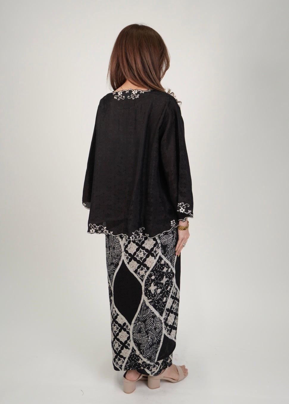 Mekar : Qayla Lily in Black