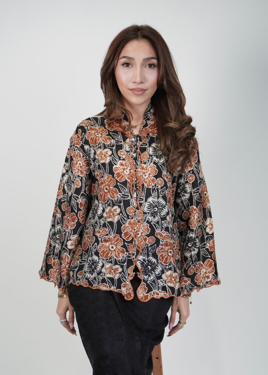 Mekar: Camellia in Black Brown