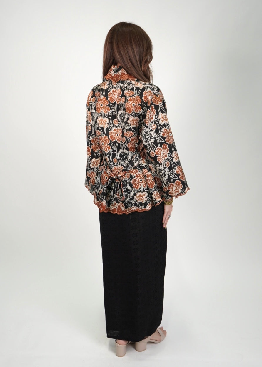 Mekar: Camellia in Black Brown