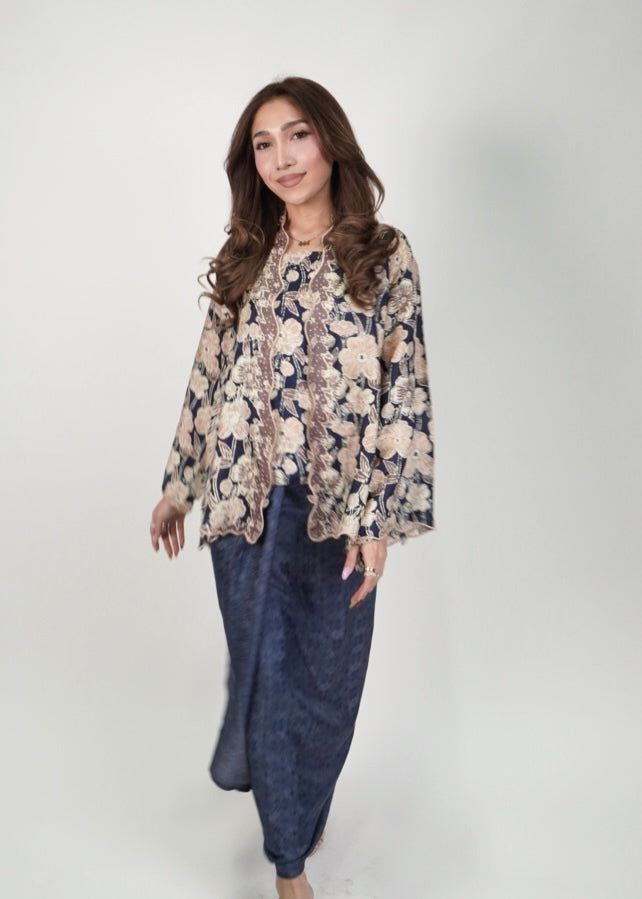 Mekar: Kuntum in Moonlight Blue