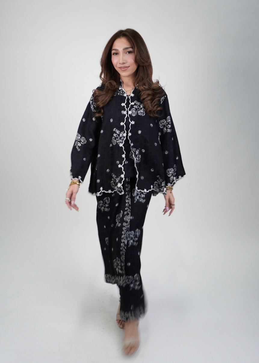 Kuntum in Black