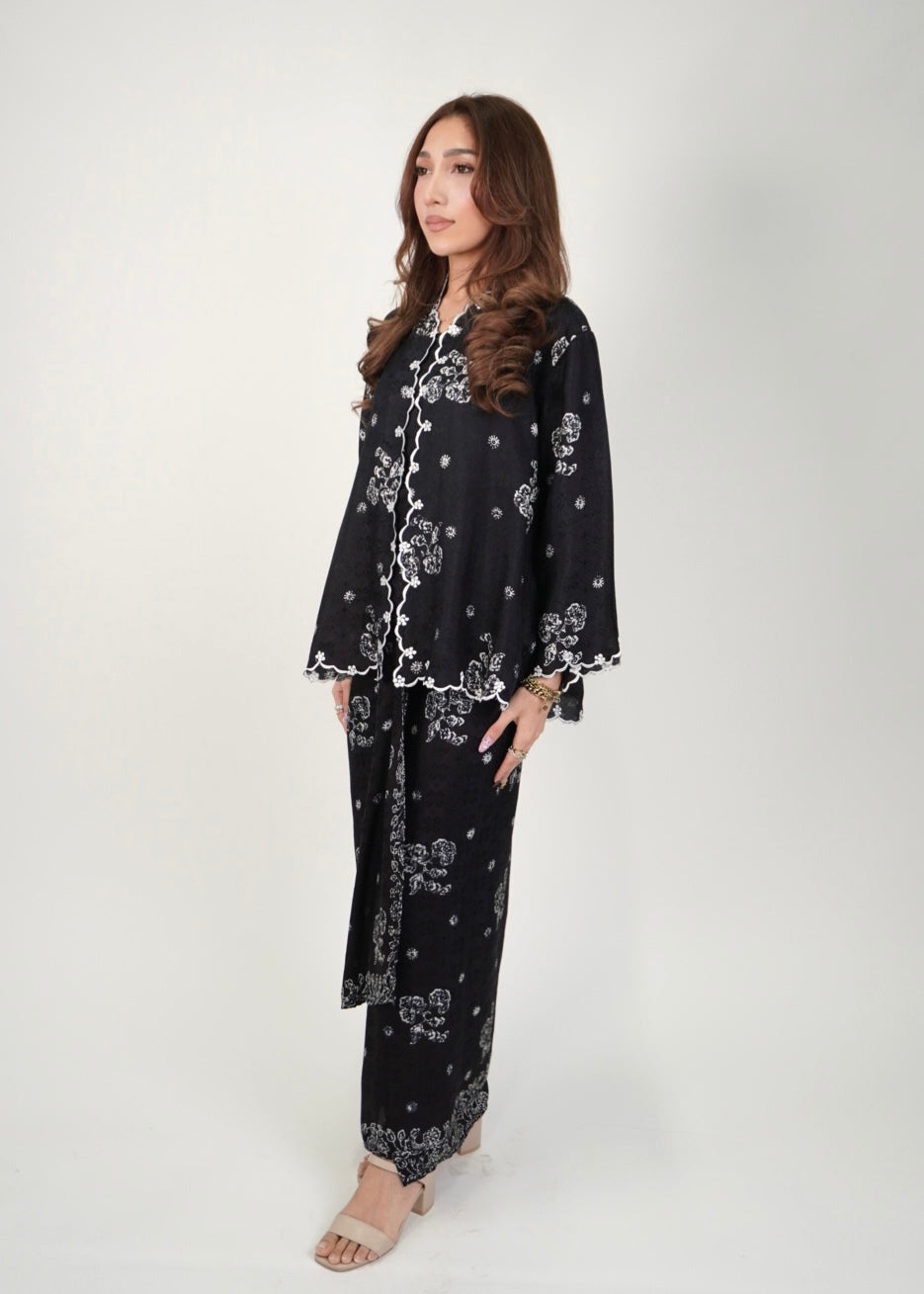 Kuntum in Black