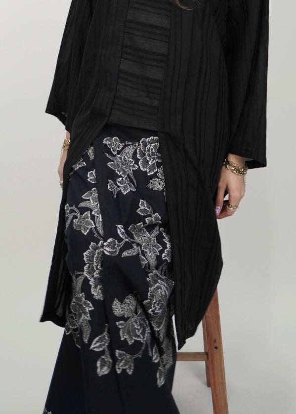 Mekar : Seri Kuntum in Black