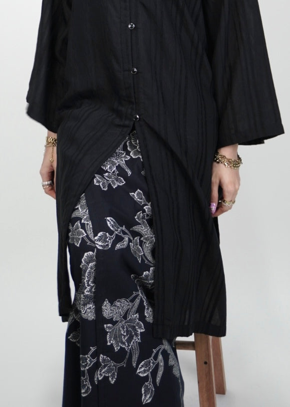 Mekar : Bayu Seroja in Black