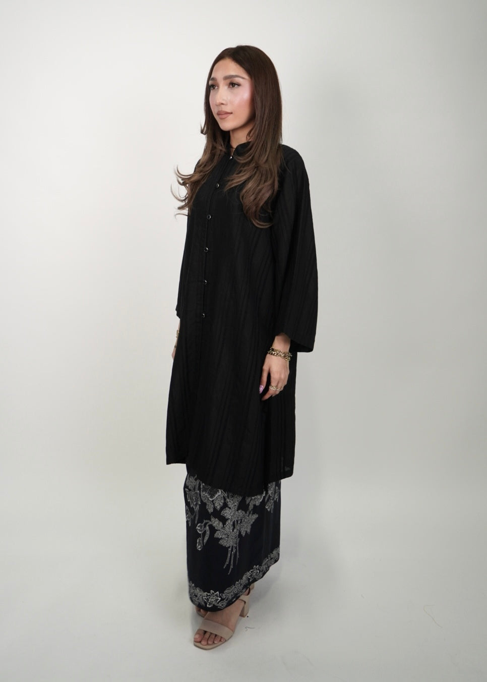 Mekar : Bayu Seroja in Black