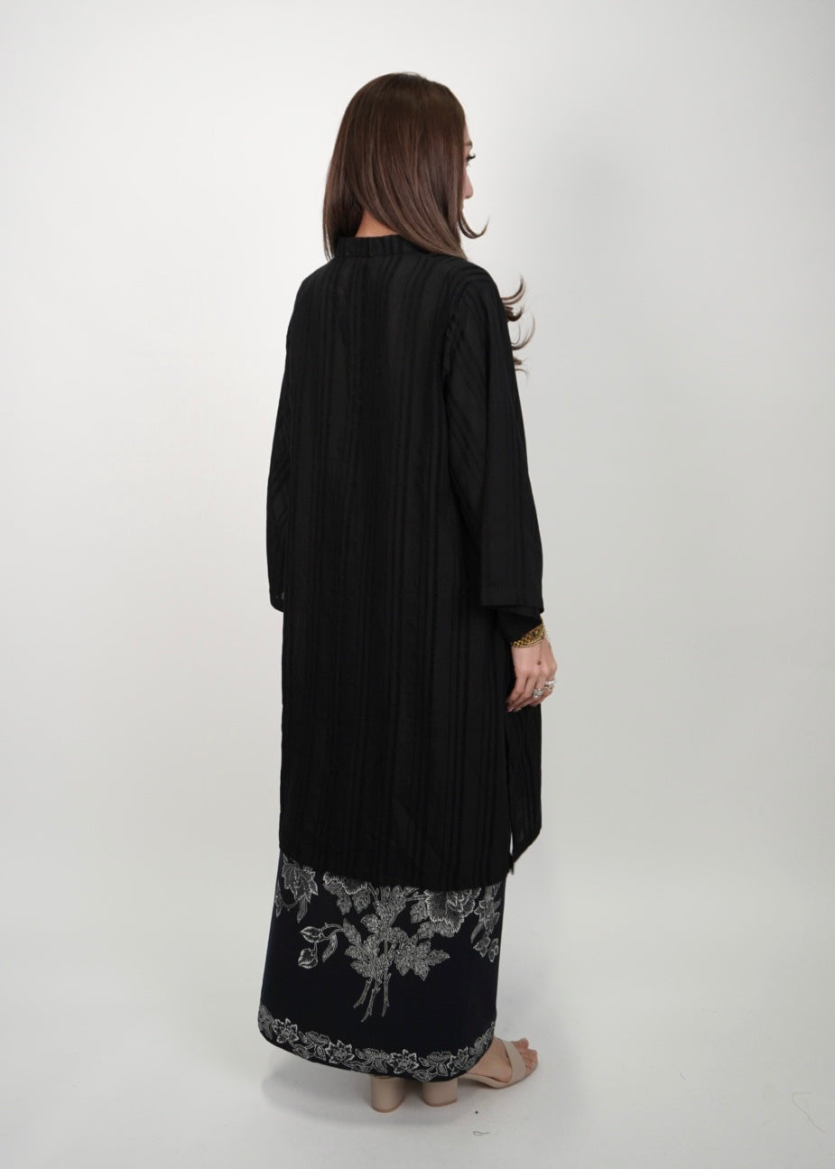 Mekar : Bayu Seroja in Black