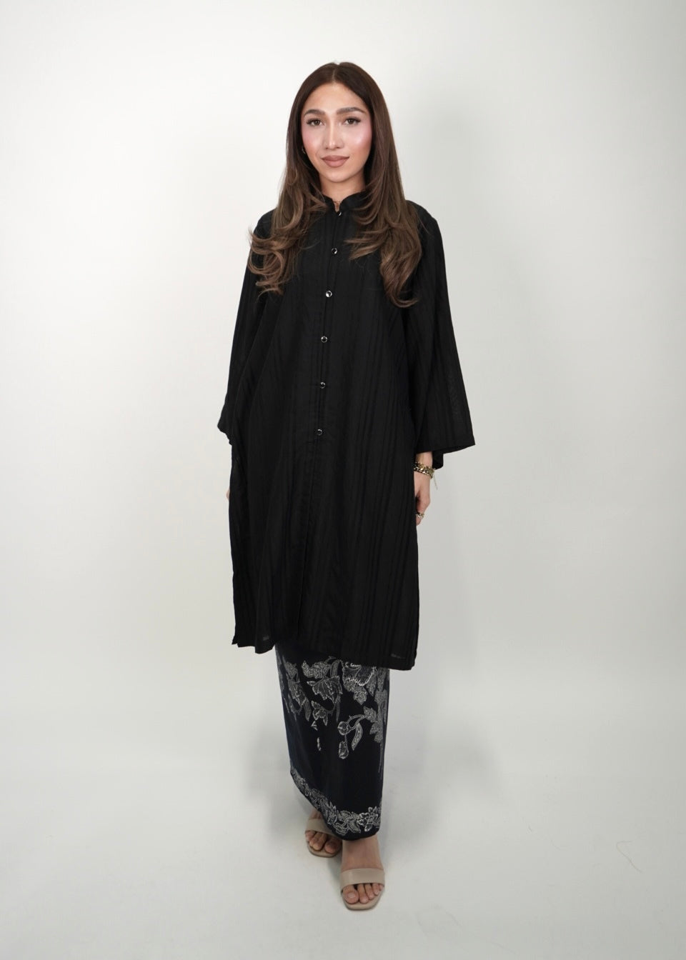 Mekar : Bayu Seroja in Black